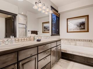 Luxury Ski In, Ski Out 3 Bedroom Townhome At The Snowflake Lift - Saddlewood Townhomes - 1