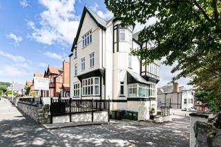 Roomours Hotel with Private Car Park - Llandudno - 0