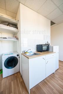 Snug room close to metro Palmovka - 7