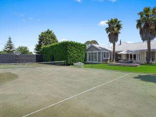 Portsea Resort Pool and Court - 4