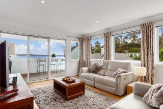 Beach Haven - Gorgeous 2 Bedroom Townhouse Opposite the Beach - Kingston Beach - 0