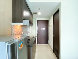 Cozy Studio at 20th Floor Grand Dhika City Apartment By Travelio - Bekasi - 5