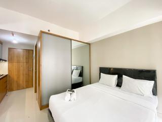 Homey and Cozy Stay Studio Gateway Park LRT City Bekasi Apartment By Travelio - Bekasi - 7