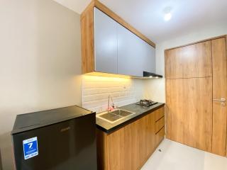 Homey and Cozy Stay Studio Gateway Park LRT City Bekasi Apartment By Travelio - Bekasi - 4