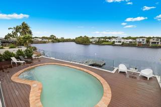 Spacious waterfront home with pontoon, pool, BBQ - Kawana Waters - 7