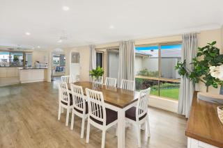 Spacious waterfront home with pontoon, pool, BBQ - Kawana Waters - 3