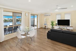 Spacious waterfront home with pontoon, pool, BBQ - Kawana Waters - 4