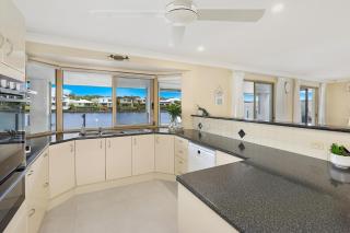 Spacious waterfront home with pontoon, pool, BBQ - Kawana Waters - 2