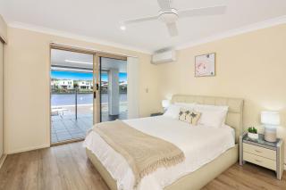 Spacious waterfront home with pontoon, pool, BBQ - Kawana Waters - 1