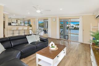 Spacious waterfront home with pontoon, pool, BBQ - Kawana Waters - 5