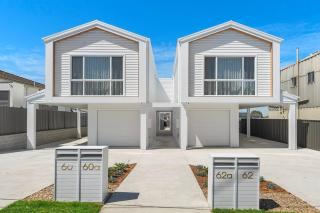 The White House near beach & shops - 9