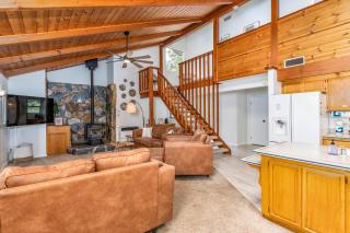 Hodges Hill Hideout w/ pool, spa, BBQ - Dog Friendly - Oakhurst - 0