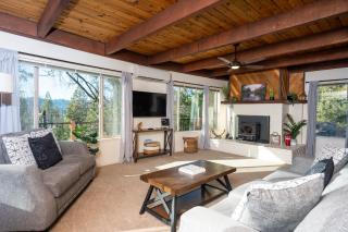 Lakeview Lodge w/ Boat slip, hot tub, lake views - Bass Lake - 5