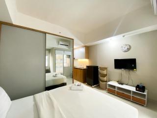 Minimalist Studio Room Gateway Park LRT City Bekasi Apartment By Travelio - Bekasi - 8