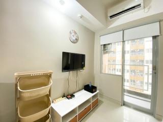 Minimalist Studio Room Gateway Park LRT City Bekasi Apartment By Travelio - Bekasi - 6