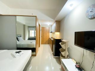 Minimalist Studio Room Gateway Park LRT City Bekasi Apartment By Travelio - Bekasi - 7