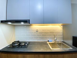 Minimalist Studio Room Gateway Park LRT City Bekasi Apartment By Travelio - Bekasi - 4