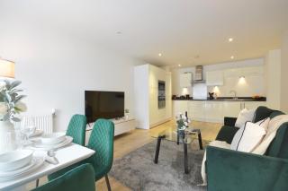 Modern 2 Bedroom Apartment Steps from Vauxhall St - 6