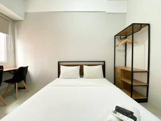 Chic and Cozy Studio Apartment at Transpark Juanda Bekasi By Travelio - Bekasi - 0