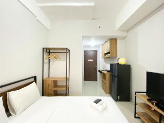 Chic and Cozy Studio Apartment at Transpark Juanda Bekasi By Travelio - Bekasi - 8