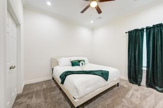 King size bed 3BR , cozy living room spacious luxurious Home Houston - Houston - 3