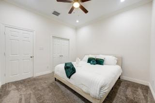 King size bed 3BR , cozy living room spacious luxurious Home Houston - 2