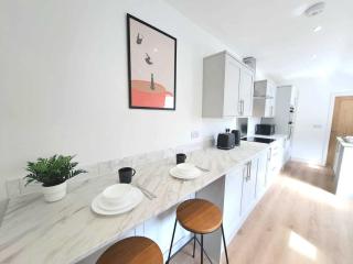 Beautiful, Modern Bright House With Parking, Fast WiFi, Sleeps 5 - Lincoln - 9