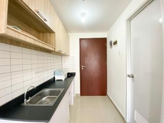 Compact and Comfortable Studio Sayana Bekasi Apartment By Travelio - 4
