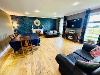 Alton Villa, Sleeps 12, Great for Families, Undercover Hotub & Games Room - 2