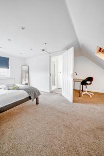 4bed house free parking garden and office space - 9