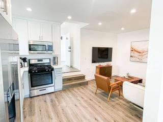 Warm and Welcoming Studio Space In Hollywood-BR16-BH - Los Angeles - 0