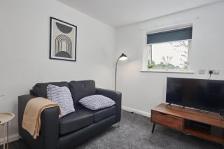 Spacious House in Sheffield With Parking - 2