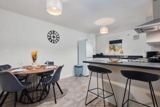 Spacious House in Sheffield With Parking - 0