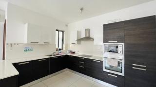 Bright Room Shared Bath Balcony For Woman Only - Is-Swieqi - 2