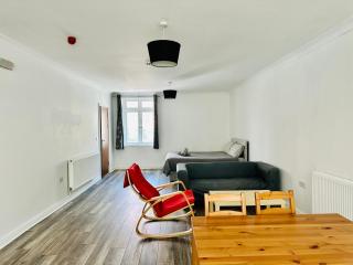 Spacious and Affordable City Center two beds flat - Swansea - 3