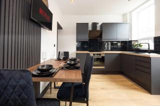 Midnight Manor, Stylish Home with Cinema Room & High-Speed Wi-Fi, Sleeps 6 - Leigh - 1