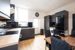 Stylish 2BR Home Sleeps 6 Cinema Room, Fast WiFi, Ideal for Short & Long Stays - 2