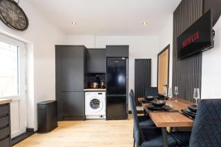 Stylish 2BR Home Sleeps 6 Cinema Room, Fast WiFi, Ideal for Short & Long Stays - 3