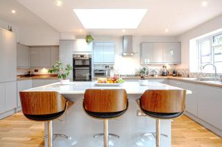 Beautiful 4 Bedroom Home with Garden Sleeps 10 - Londra - 0