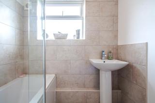Beautiful 4 Bedroom Home with Garden Sleeps 10 - Londra - 5