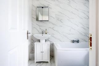 Beautiful 4 Bedroom Home with Garden Sleeps 10 - Londra - 3