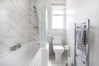Beautiful 4 Bedroom Home with Garden Sleeps 10 - Londra - 4