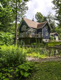 Le 5 Owl - Tranquil Haven near the Charming Village of Knowlton - Sleeps 12 - Whole House & 2 Acres with Pond, Bridge, Grounds, and Woods - 9