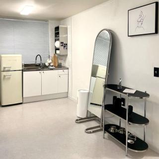 Hongik University Station 10 minutes walking distance 3 Queen Beds for 6 people - Seoul - 3