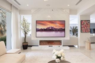 JuliusHomes - 5BR Villa with Pool in Palm Jumeirah - Dubai - 1