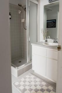 Quiet, convenient & Modern Haven - 1
