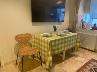 Boho Chic Apt with Fast Wi-Fi AC and SmartTV - Constança - 5
