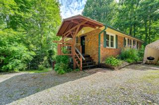 Unique and Artsy Cabin with Mountain Views! - Robbinsville - 0