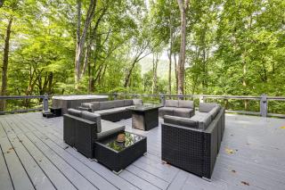 Luxe Smoky Mountains Cabin with Hot Tub and Views! - Waynesville - 9