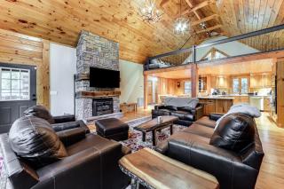 Luxe Smoky Mountains Cabin with Hot Tub and Views! - Waynesville - 0